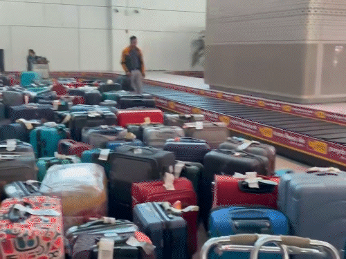 दिल्ली के IGI एयरपोर्ट के टर्मिनल पर गुरुवार को हजारों सूटकेस पड़े देखे गए।