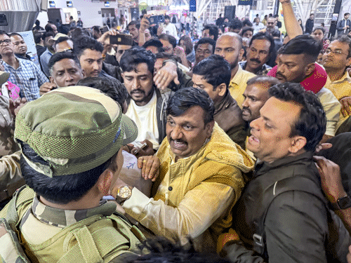 छत्तीसगढ़ के रायपुर एयरपोर्ट पर फंसे यात्रियों सुरक्षाकर्मी और इंडिगो के कर्मचारियों से भिड़ गए।