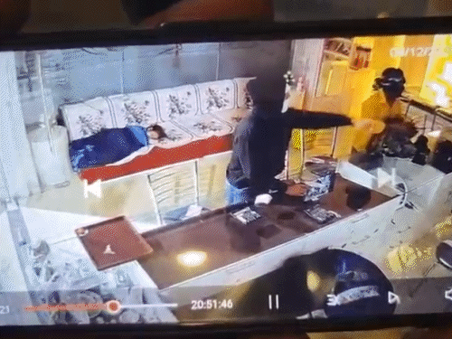 वारदात के समय सोफे पर एक बच्ची भी सोई हुई थी।