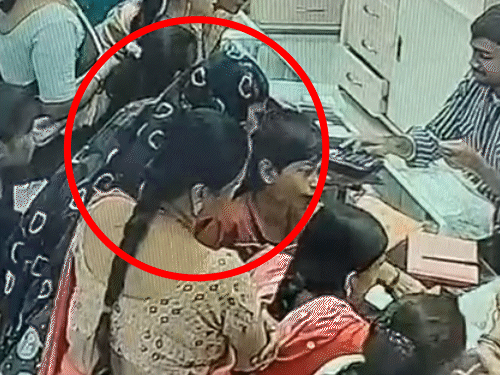 चोरी की घटना शॉप में लगे सीसीटीवी में कैद हो गई।