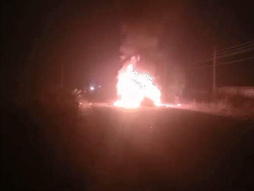 नाराज लोगों ने कार में लगाई आग।