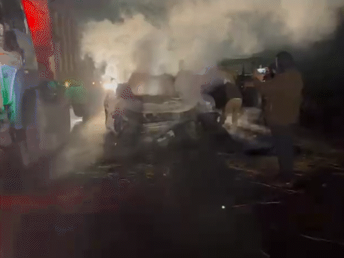 कार पूरी तरह जलकर खाक हो गई।