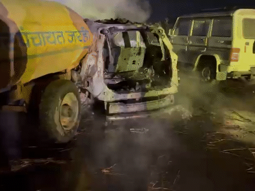 कार में बैठे ड्राइवर ने भागकर बचाई जान।