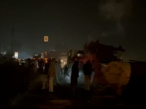 हाईवे में पैरे से भरी ट्रॉली पलट गई थी। इसे फिर से लोड कर रहे युवक पर कार चढ़ी।