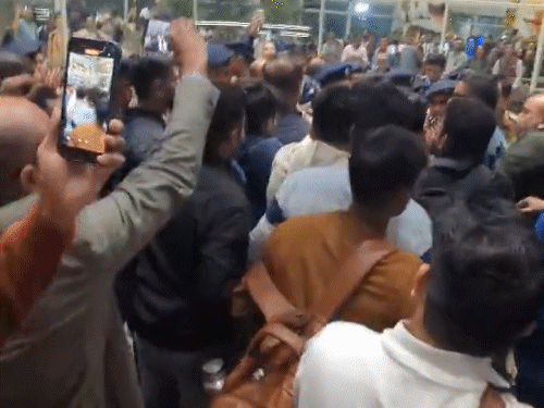 दिल्ली एयरपोर्ट पर यात्री सुरक्षाबल के साथ धक्का-मुक्की करते देखे गए।