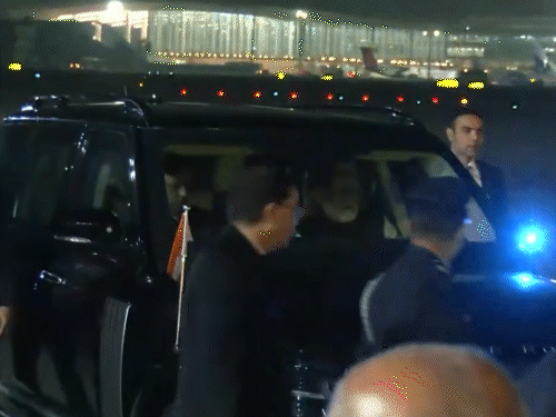 गुरुवार शाम को पुतिन को रिसीव करने के लिए पीएम मोदी प्रोटोकॉल तोड़कर एयरपोर्ट पहुंचे।