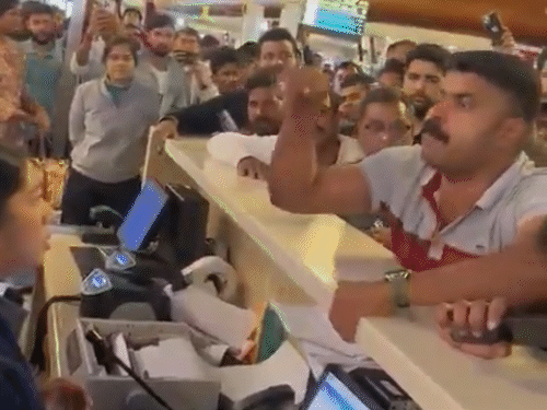 एक वायरल वीडियो में एक शख्स इंडिगो स्टाफ पर चिल्लाता कहता है- मेरी बेटी को सेनेटरी पैड चाहिए। नीचे से खून गिर रहा है।