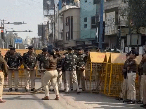 देवेंद्र नगर पुलिस स्टेशन के बाहर और आजाद चौक पर फोर्स तैनात।