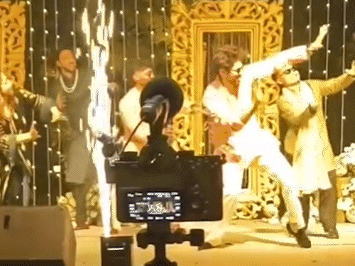 बहिणीच्या लग्नात भोजपुरी गाण्यावर नाचला कार्तिक आर्यन: पवन सिंहचे हिट गाणे लॉलीपॉप लागेलूवर जोरात थिरकला, व्हिडिओ व्हायरल