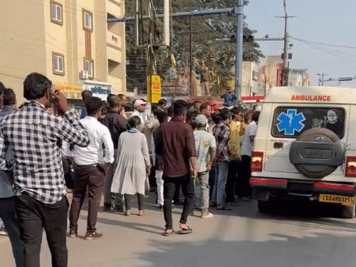 अमित बघेल को देवेंद्र नगर पुलिस ने गिरफ्तार कर लिया है। बड़ी संख्या में समर्थक मौजूद।