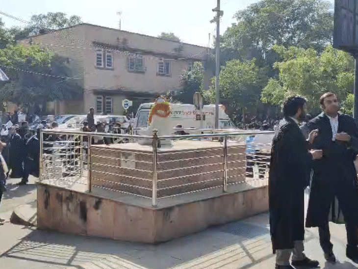 हाईकोर्ट से कर्मचारियों और वकीलों को सुरक्षित बाहर निकाला। पुलिस और सुरक्षा एजेंसियां जांच में जुट गई।