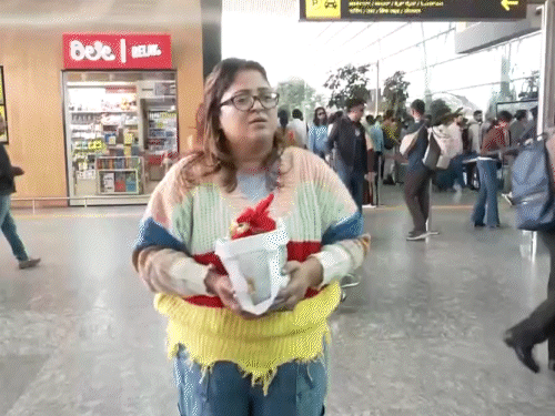 नमिता नाम की लड़की अपने पिता के अस्थि विसर्जन के लिए हरिद्वार जा रही थींं, लेकिन फ्लाइट कैंसिल होने से बेंगलुरु एयरपोर्ट फंस गई।