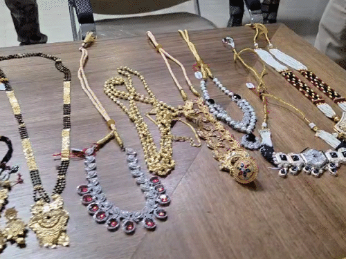 आरोपियों के पास लूटे गए सोने-चांदी के गहने भी बरामद कर लिए गए हैं।