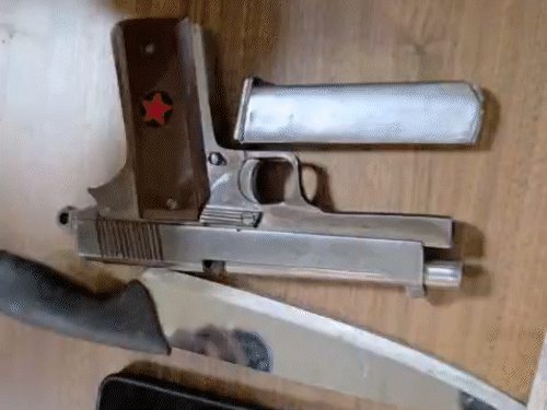 आरोपियों के पास से पिस्टल और चाकू भी बरामद किया गया है।