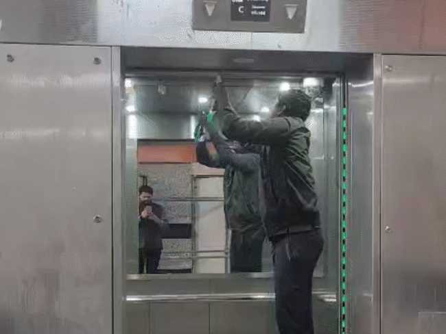 भोपाल के सभी मेट्रो स्टेशन पर लिफ्ट, एस्केलेटर आदि की जांच की जा रही है। 10 दिसंबर तक मेट्रो स्टेशनों को बंद कर देंगे। - Dainik Bhaskar