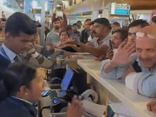 एक यात्री इंडिगो के स्टाफ से झगड़ते दिखा। बच्चे के लिए सेनेटरी नैपकिन मांग रहा था।