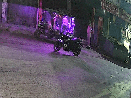 शव ई-रिक्शा से उतारकर दूसरे थाना क्षेत्र की सीमा में एक दुकान के सामने रख दिया।