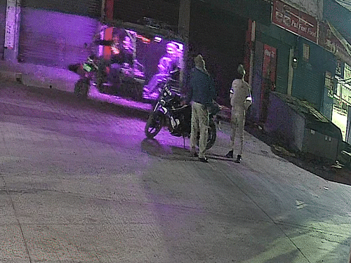 शव रखने के बाद ई-रिक्शा ड्राइवर चुपचाप वहां से चला गया। कुछ देर बाद पुलिसकर्मी भी चले गए।