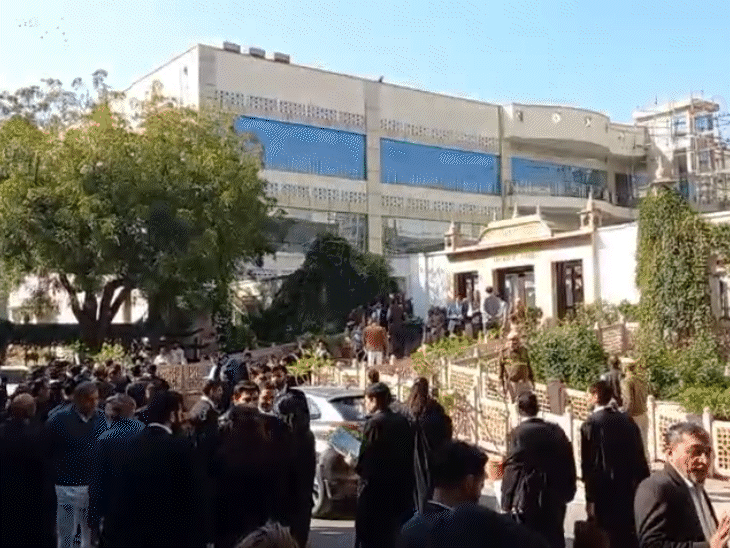 जयपुर में हाईकोर्ट को बम से उड़ाने की धमकी के बाद पुलिस ने सर्च शुरू कर दिया।