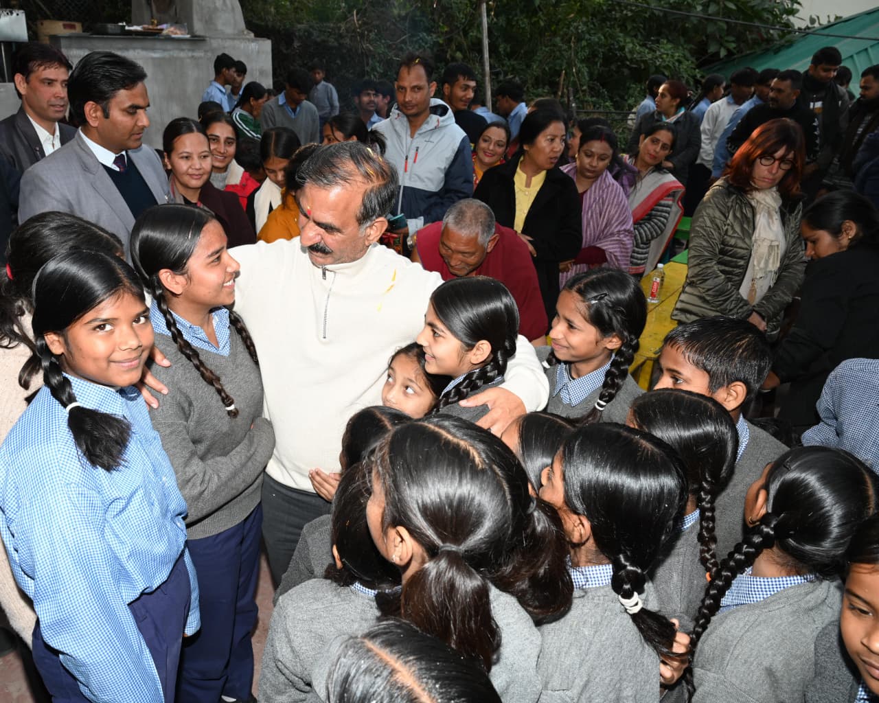 तपोवन धर्मशाला में विधानसभा की कार्यवाही से पहले सीएम सुक्खू स्कूली बच्चों से मिलते हुए।