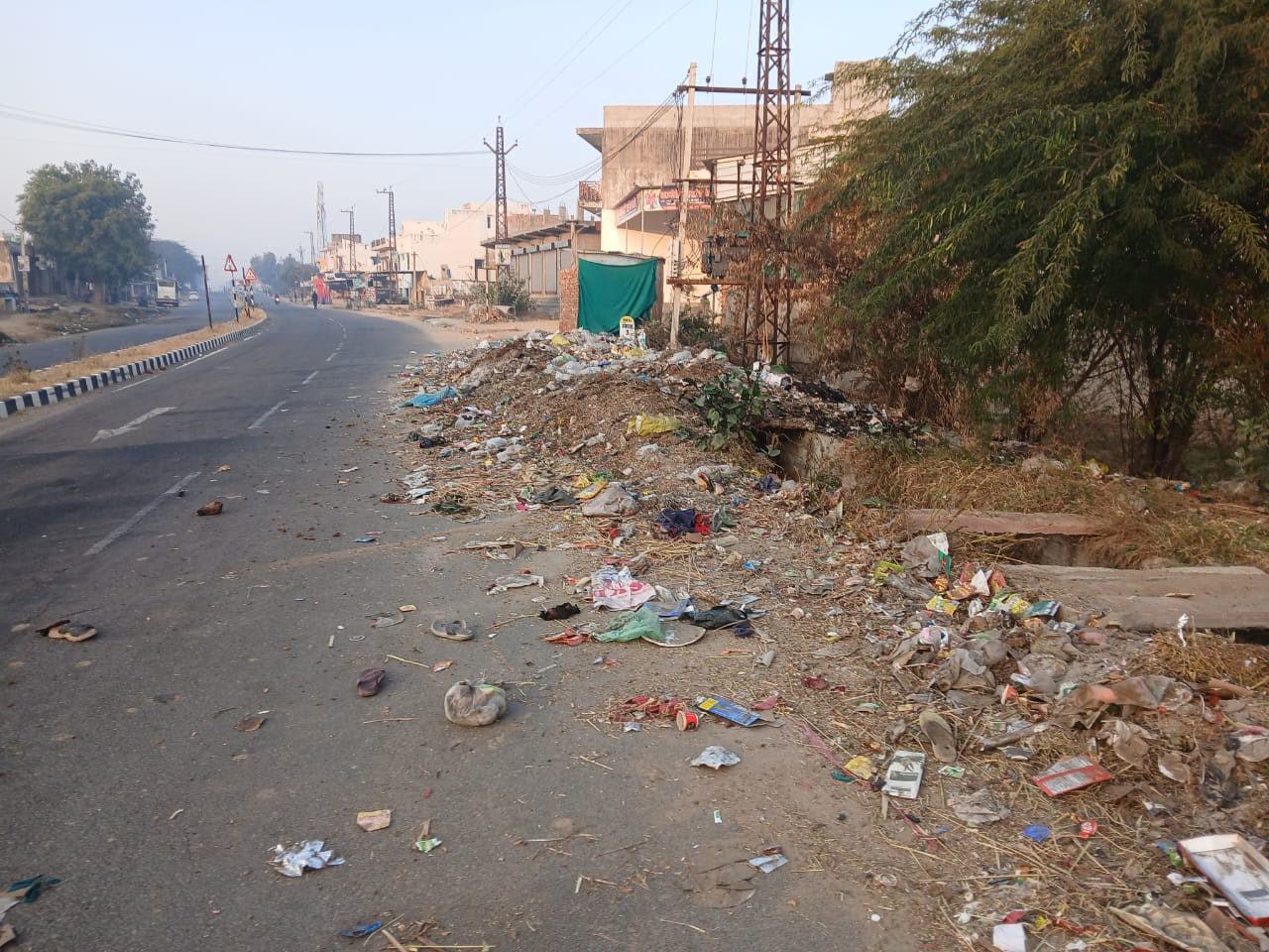 नेशनल हाईवे 709 पर कचरे का ढेर सड़क पर फैल गया।