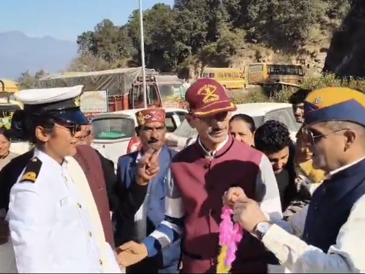 सिमरन भारद्वाज का स्वागत करते स्थानीय लोग।