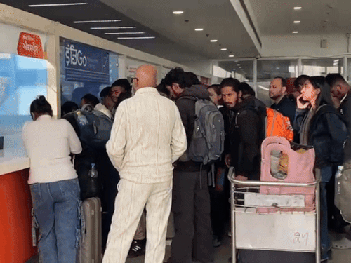 चंडीगढ़ एयरपोर्ट पर इंडिगो की फ्लाइट की जानकारी के लिए इकट्‌ठे हुए यात्री।