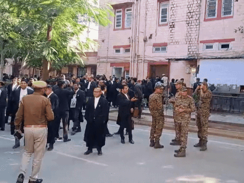 हाईकोर्ट परिसर में तैनात पुलिस और सुरक्षा कर्मी।