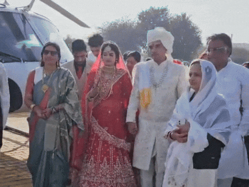 गांव पनिहार में पहुंचा विधायक का भतीजा व उसकी पत्नी व परिवार के लोग।