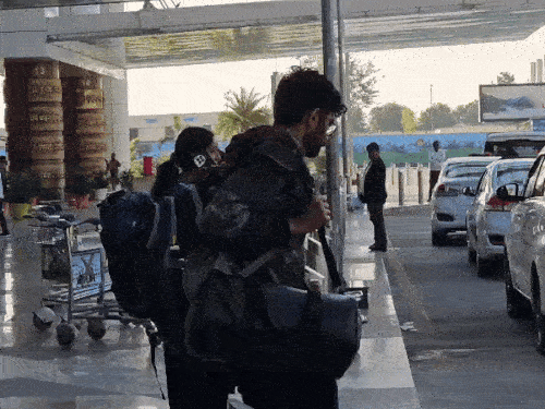 जॉलीग्रांट विमानतळावरून प्रवासी त्रस्त होऊन परत फिरताना.