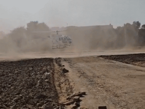 गांव पनिहार में हेलिकॉप्टर लैंडिंग को देखने पहुंचे ग्रामीण व परिवार के लोग।