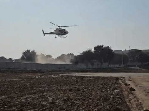 गांव पनिहार में विधायक के फॉर्म हाउस पर बने हैलीपैड पर लैंडिंग करते हुए।