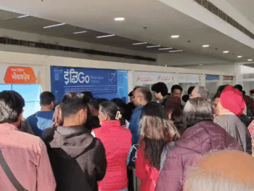 चंडीगढ़ एयरपोर्ट पर इंडिगो की फ्लाइट की जानकारी के लिए इकट्‌ठे हुए यात्री।