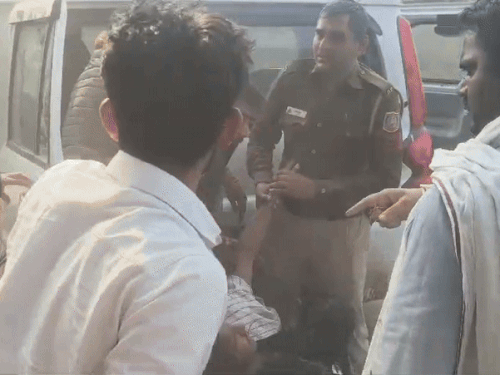 गांव नगला जमालगढ़ में पुलिस मारपीट करते हुए।