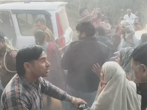 गांव नगला जमालगढ़ में पुलिस महिलाओं को गाड़ी में डालने का प्रयास करती हुई।