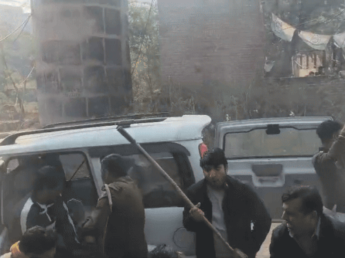 ग्रामीणों पर लाठियों से हमला करते पुलिस कर्मचारी।