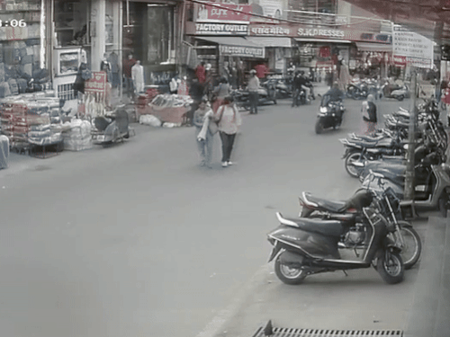 जयपुर के बरकत नगर में बारां निवासी महिला के सड़क पर गिरे रुपए उठाकर बाइक सवार दो लड़के फरार हो गए।