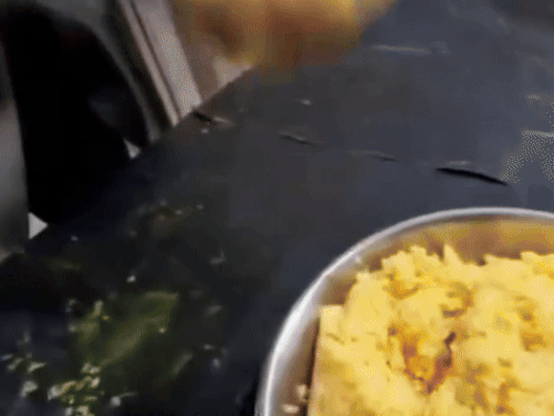 झालावाड़ में एसडीएम अभिषेक चारण ने सूंघकर चावल की क्वालिटी बता दी। रसोई बंद करने की चेतावनी दी। टोंक में कलेक्टर कल्पना अग्रवाल ने भोजन चखकर क्लीन चिट दी।