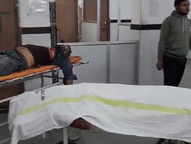 पांचों शव को एम्बुलेंस से जिला अस्पताल पहुंचाया गया।