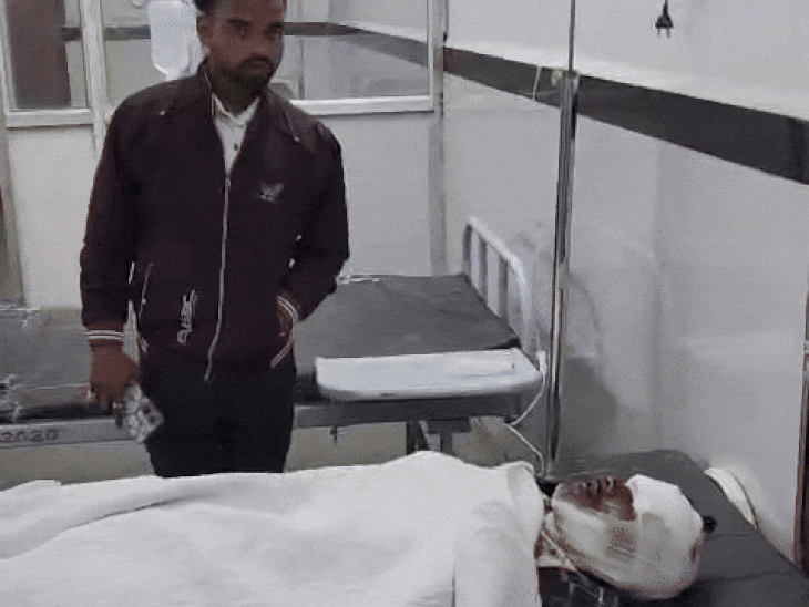 हादसे में घायल दो लोगों को छतरपुर जिला अस्पताल में भर्ती कराया गया है।