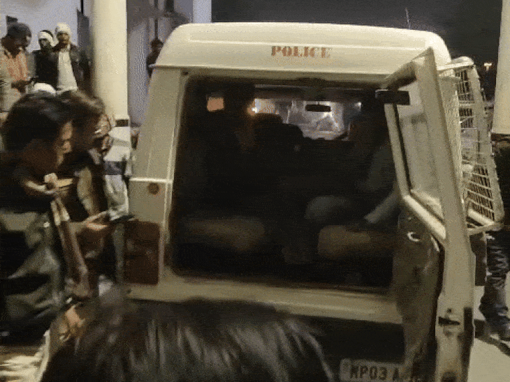 घायलों को पुलिस की गाड़ी से अस्पताल पहुंचाया गया।