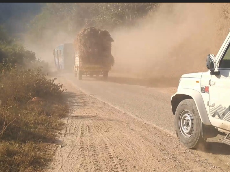 सड़क पर वाहन निकलने के दौरान उड़ती धूल