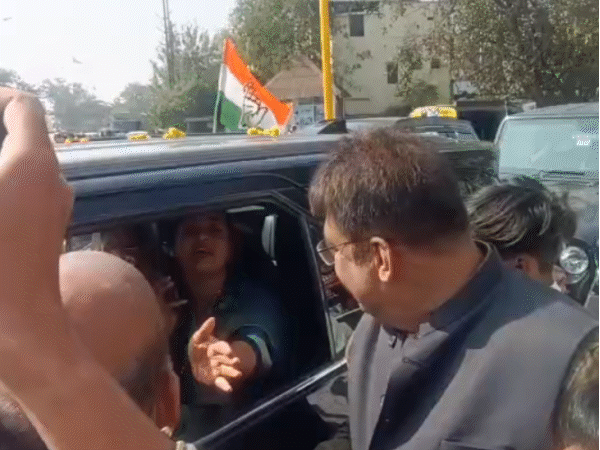 देवास आई अलका लांबा कार से उतरी ही नहीं। कार्यकर्ता उनसे मिलने पहुंचे थे।