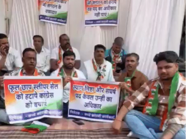 इंदौर में गांधी भवन के सामने मौन धरना प्रदर्शन करते कांग्रेस कार्यकर्ता।