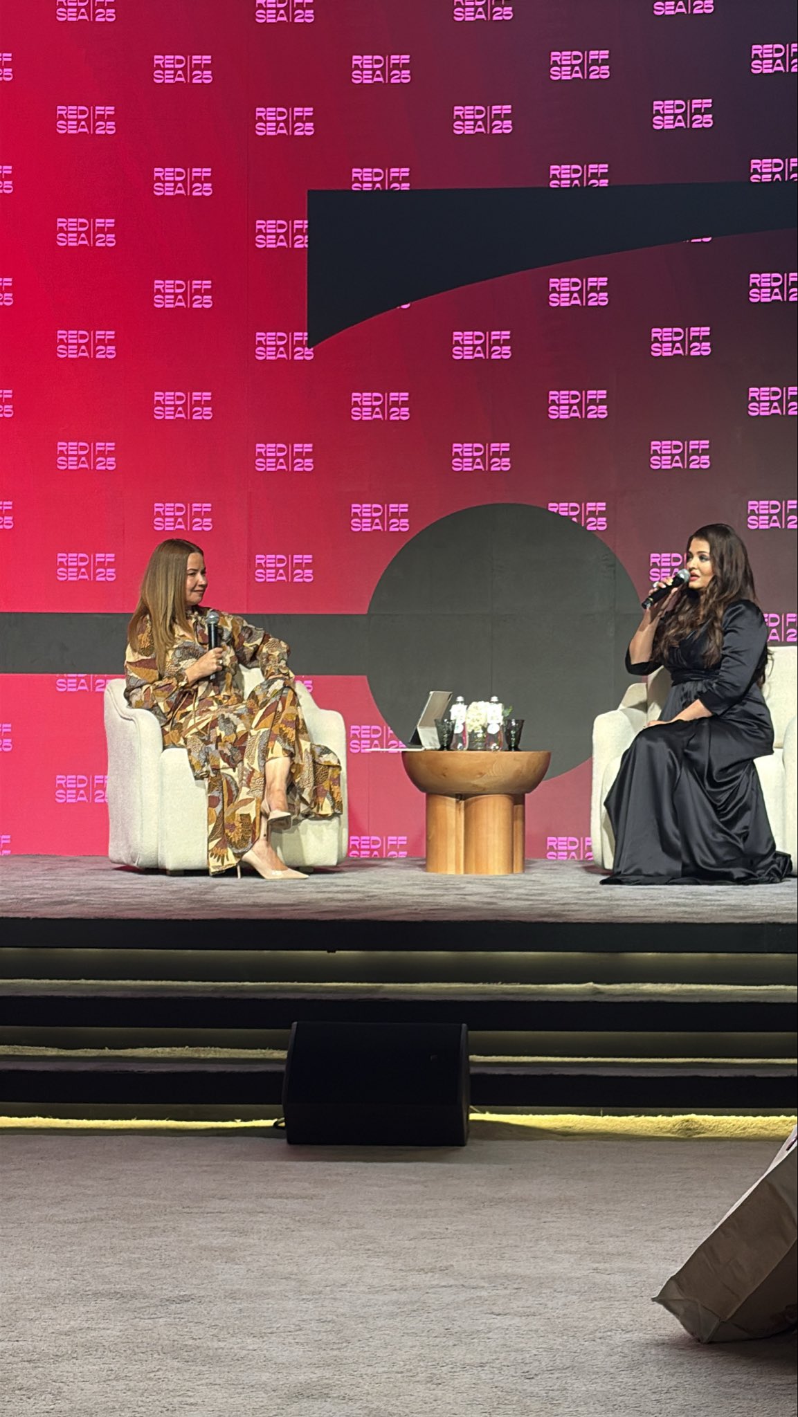 ऐश्वर्या राय बच्चन सेशन के दौरान।