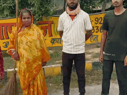 पूर्व डीजीपी बृजलाल ने सफाईकर्मियों को खड़ा कर उनसे एक-एक कर नाम और एड्रेस पूछा था।