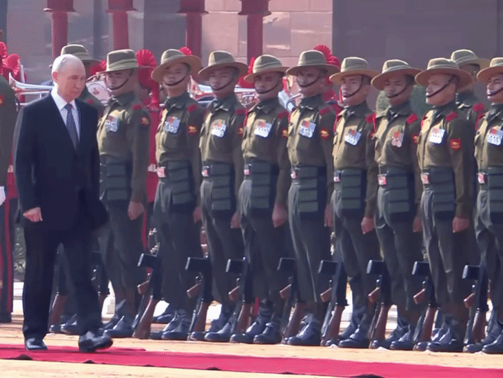 राष्ट्रपती भवनात रशियन राष्ट्राध्यक्ष पुतिन यांना शुक्रवारी सकाळी गार्ड ऑफ ऑनर देण्यात आले.