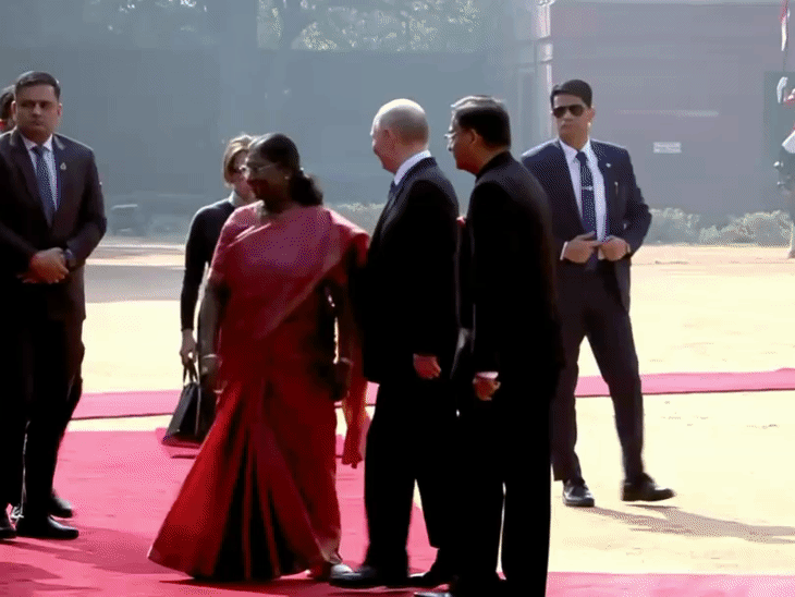 पंतप्रधान मोदी आणि राष्ट्रपती द्रौपदी मुर्मू यांनी शुक्रवारी सकाळी राष्ट्रपती भवनात पुतिन यांचे स्वागत केले.