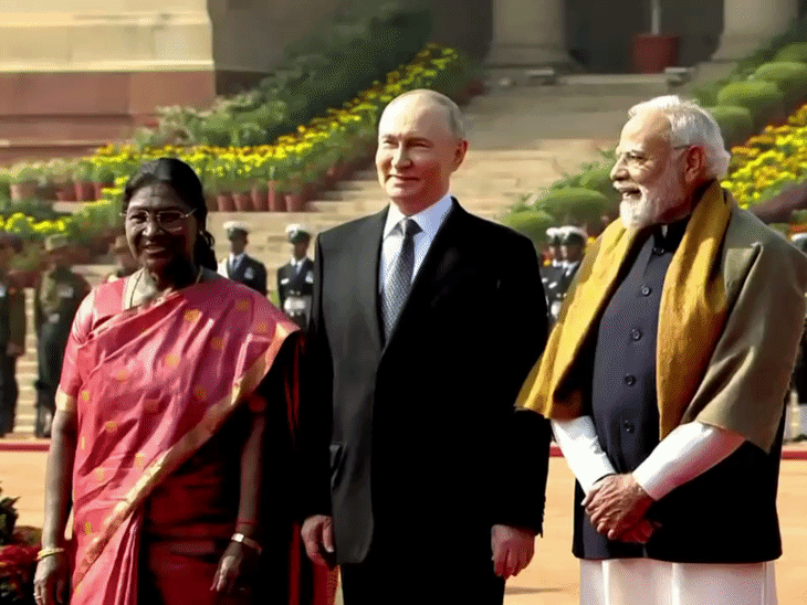 रूसी राष्ट्रपति व्लादिमीर पुतिन शुक्रवार सुबह राष्ट्रपति भवन के प्रांगण में पहुंचे।