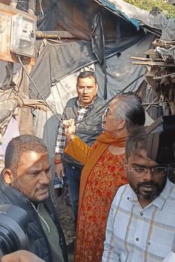 झुग्गी में अवैध बिजली कनेक्शन दिए गए हैं। इस पर मेयर ने नाराजगी जाहिर की है।